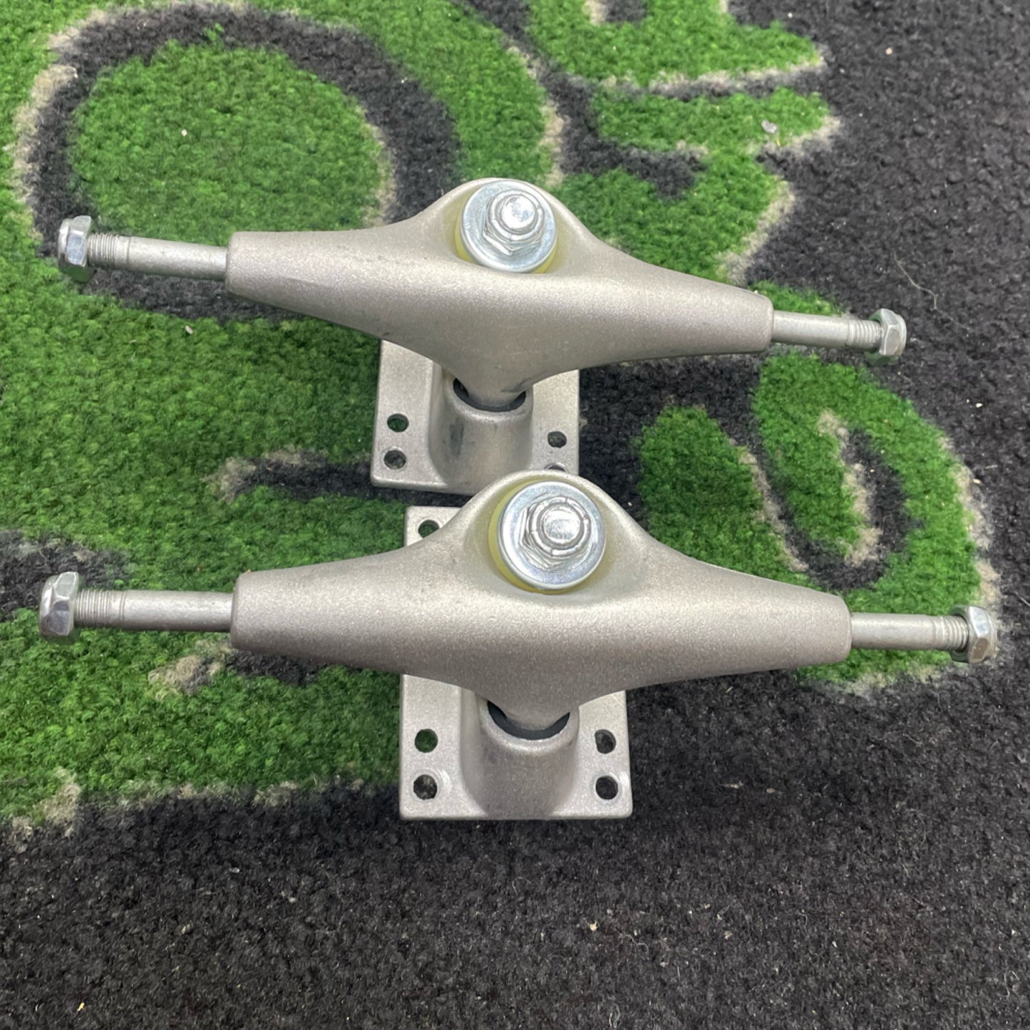 Generic Skateboard Trucks 7.75”